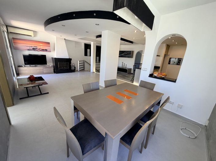 Image No.2-5 Bed Property for sale