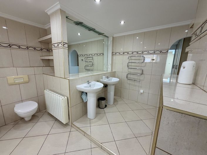 Image No.20-5 Bed Property for sale