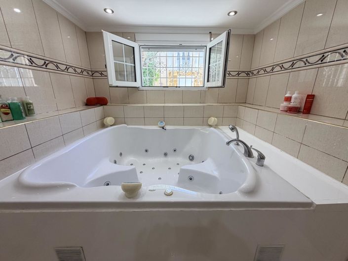 Image No.27-5 Bed Property for sale