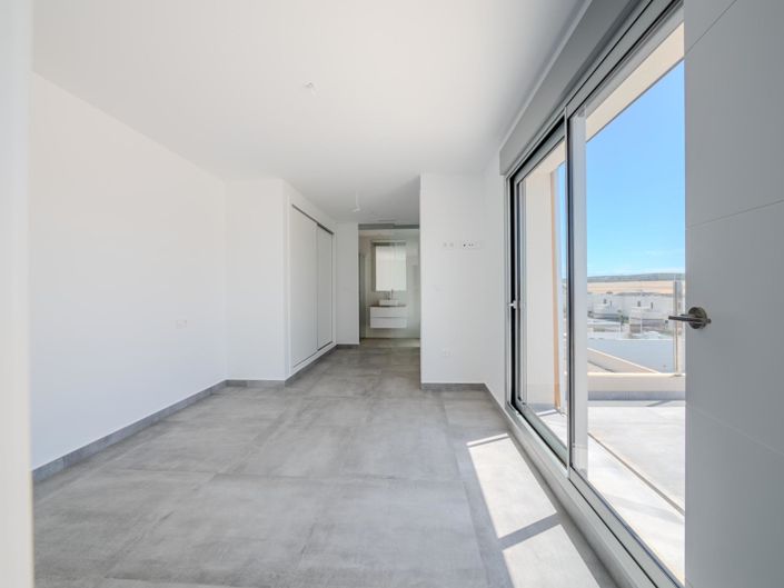 Image No.28-4 Bed House for sale