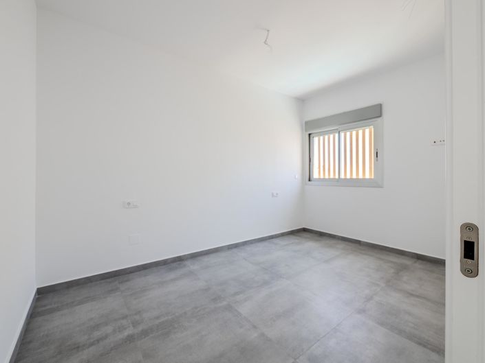 Image No.30-4 Bed House for sale