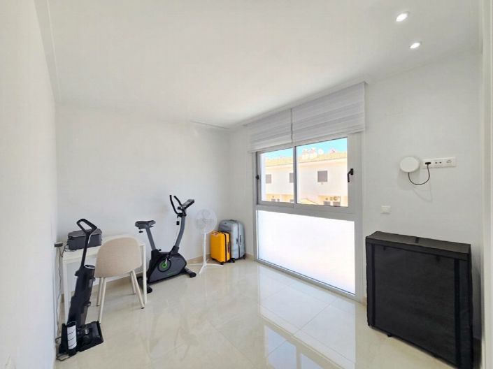 Image No.24-3 Bed Property for sale