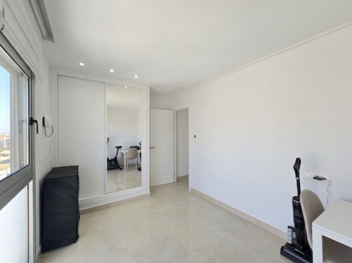 Image No.25-3 Bed Property for sale