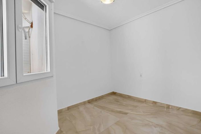 Image No.11-2 Bed House for sale