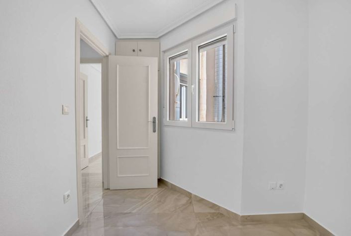 Image No.12-2 Bed House for sale