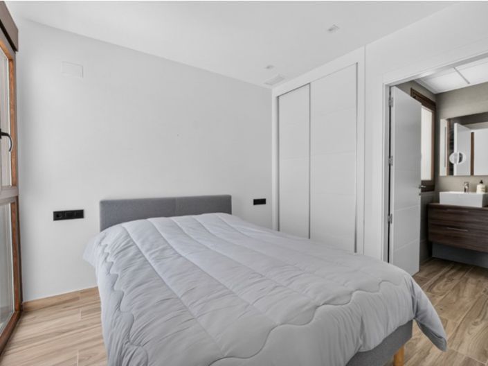 Image No.17-3 Bed Property for sale