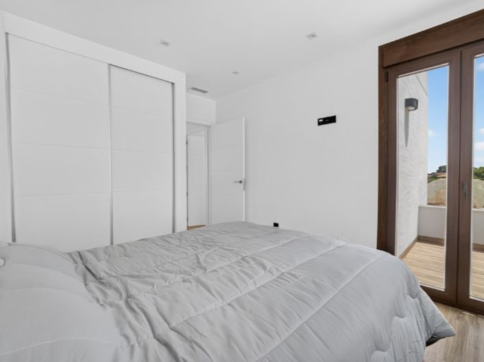 Image No.20-3 Bed Property for sale
