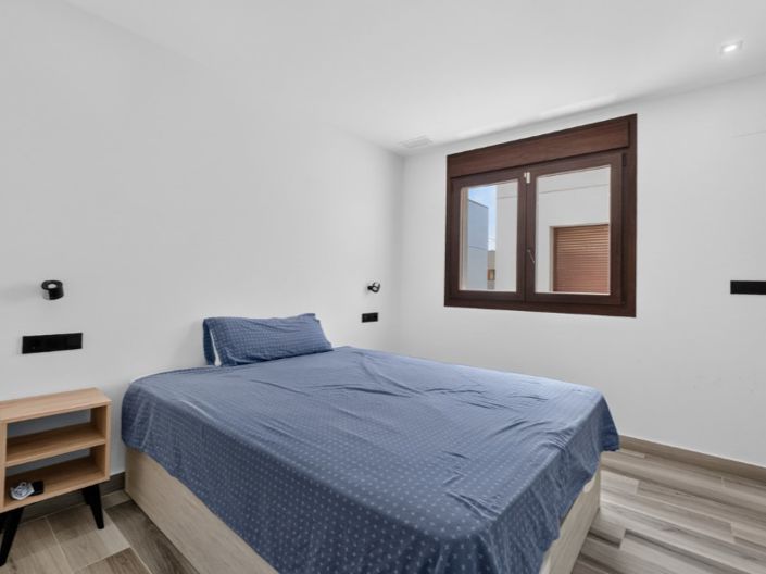 Image No.25-4 Bed House for sale