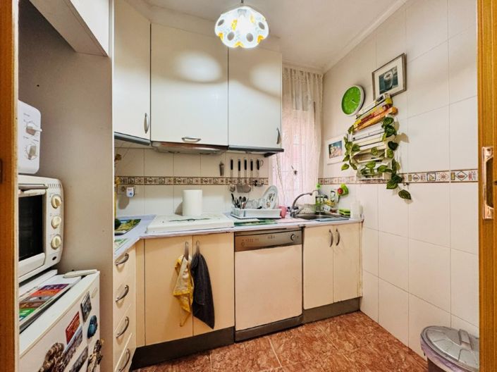 Image No.8-2 Bed House for sale