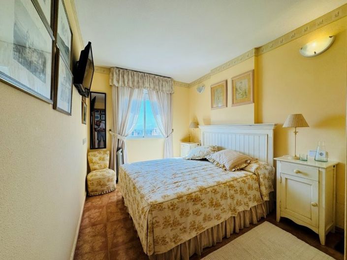 Image No.4-2 Bed House for sale