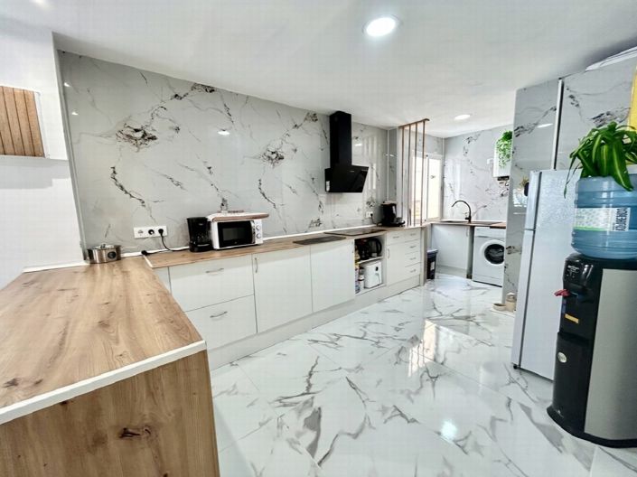 Image No.10-3 Bed Property for sale