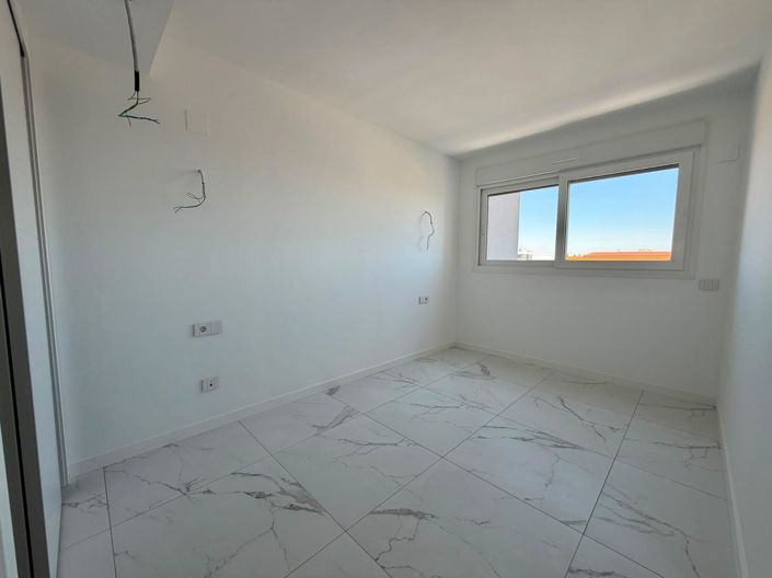 Image No.16-2 Bed House for sale