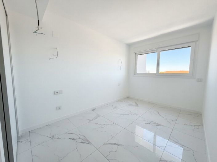 Image No.16-2 Bed Property for sale
