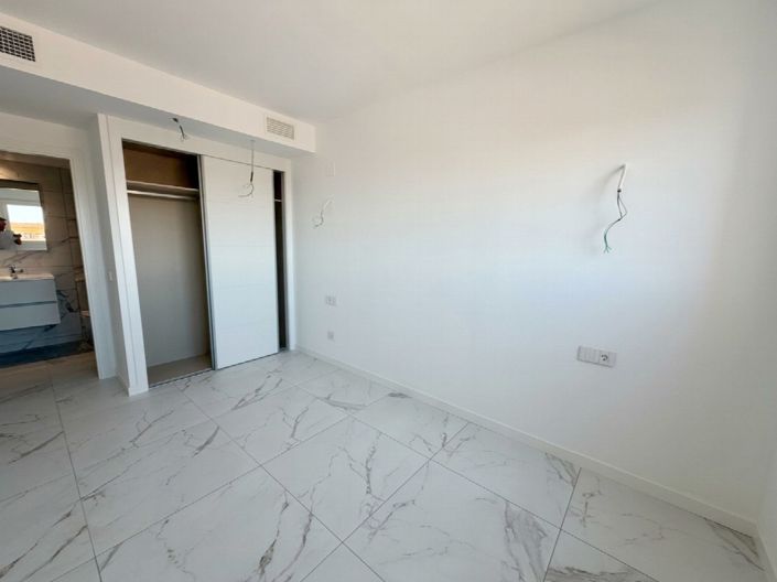 Image No.18-2 Bed Property for sale
