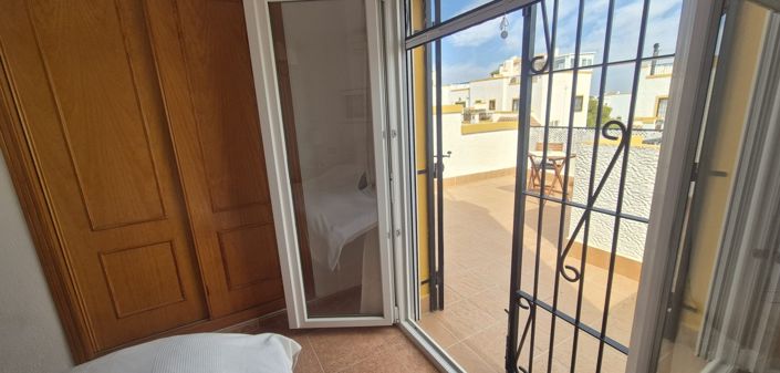 Image No.26-3 Bed Townhouse for sale