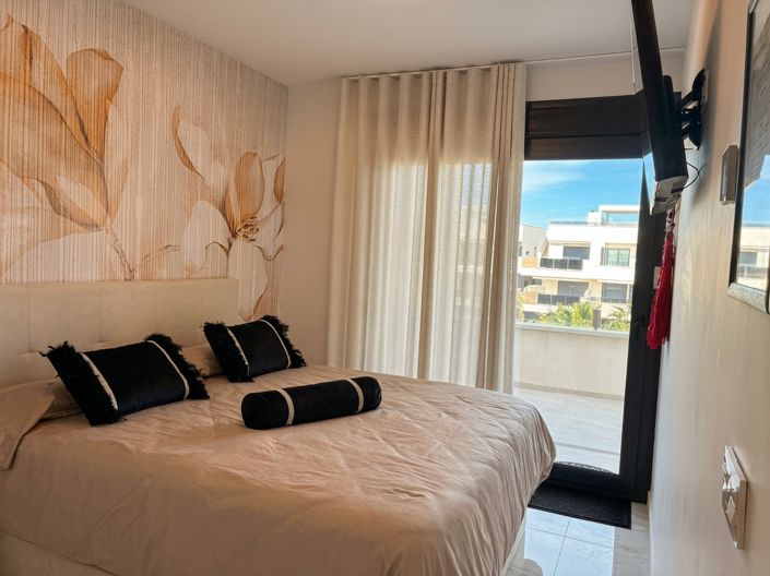 Image No.12-3 Bed Property for sale