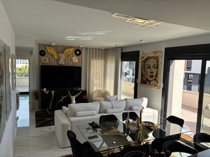 Image No.18-3 Bed Property for sale