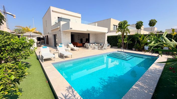 Image No.3-4 Bed Villa for sale