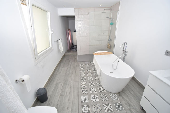 Image No.30-6 Bed House for sale