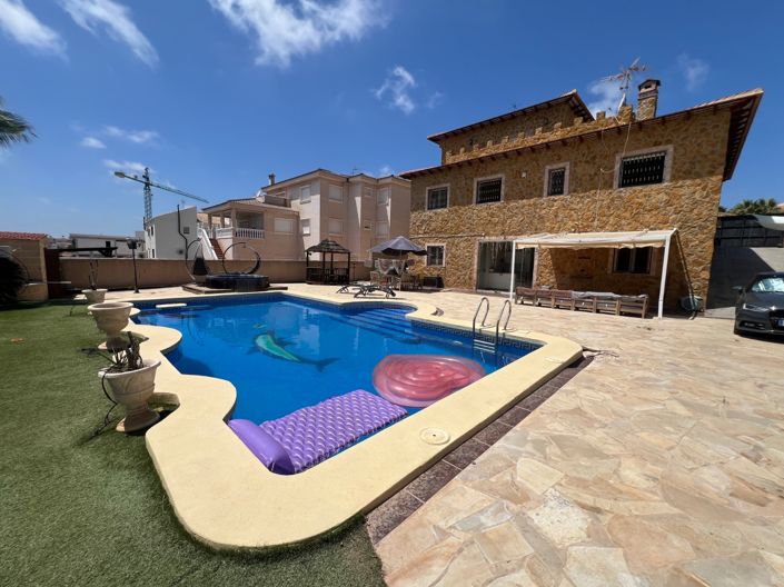 Image No.8-6 Bed Villa for sale