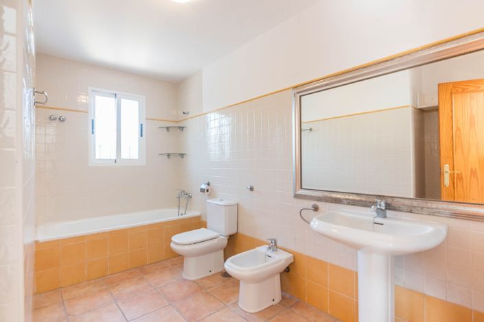 Image No.31-3 Bed Townhouse for sale