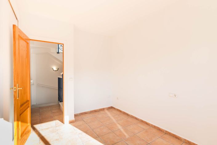 Image No.37-3 Bed Townhouse for sale