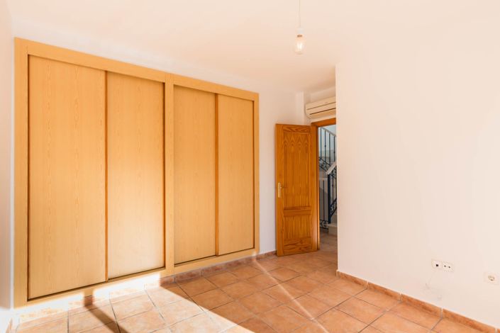 Image No.41-3 Bed Townhouse for sale