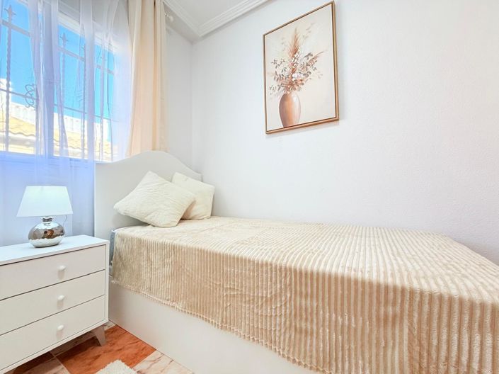 Image No.25-2 Bed Townhouse for sale