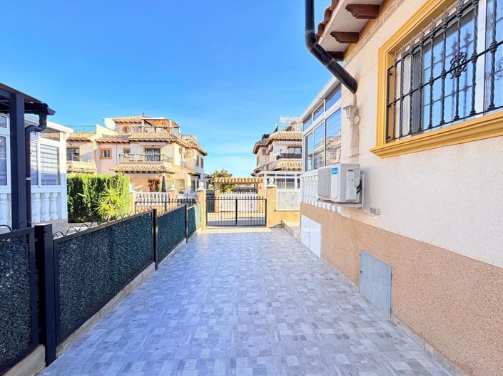 Image No.9-2 Bed Townhouse for sale