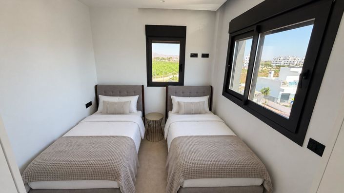 Image No.18-2 Bed House for sale