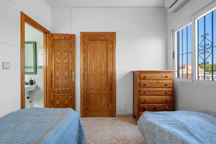 Image No.17-3 Bed House for sale