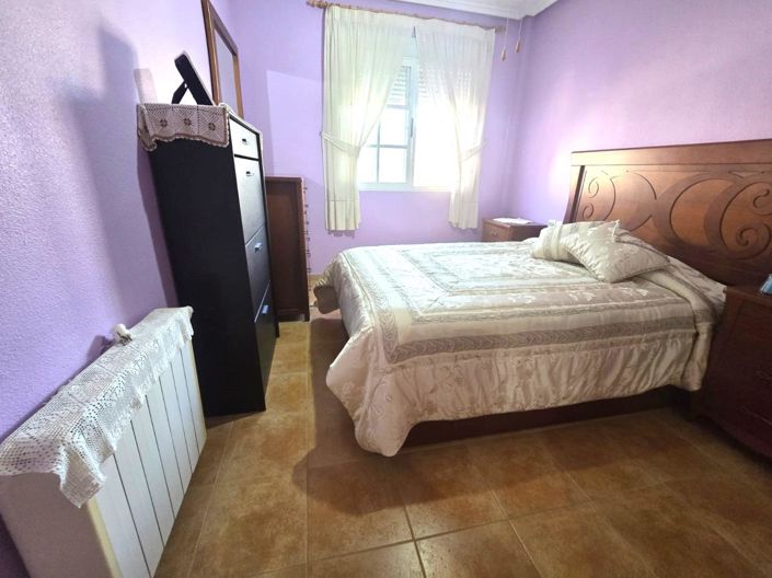 Image No.15-3 Bed House for sale