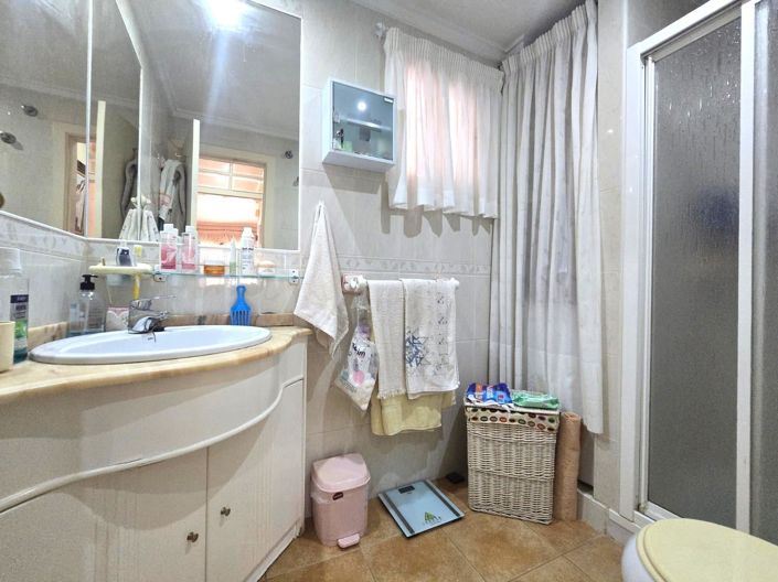 Image No.18-3 Bed House for sale