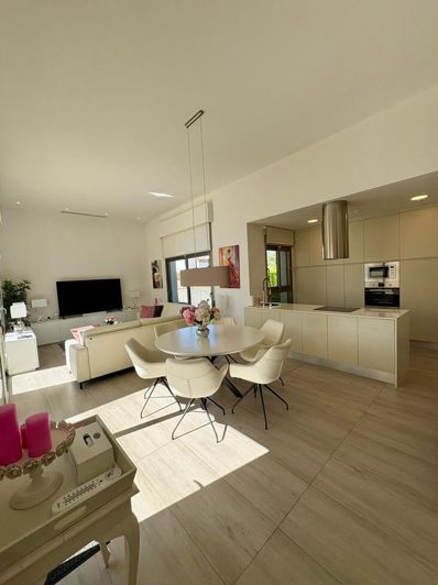 Image No.11-3 Bed House for sale
