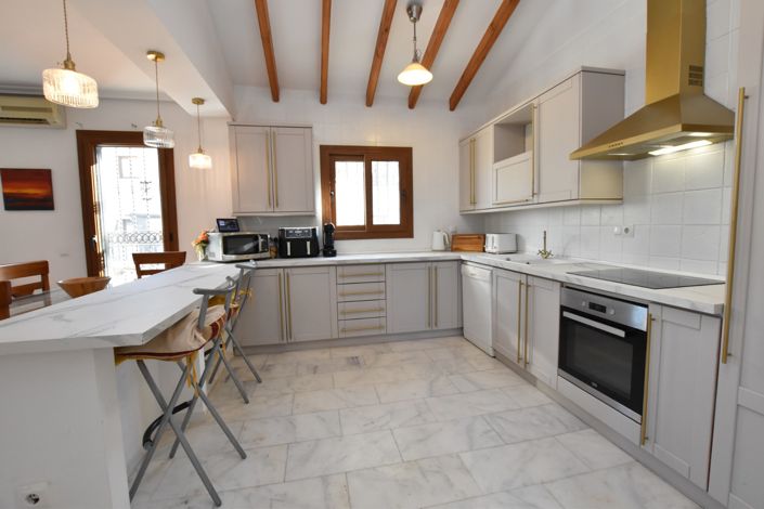 Image No.8-3 Bed Studio for sale