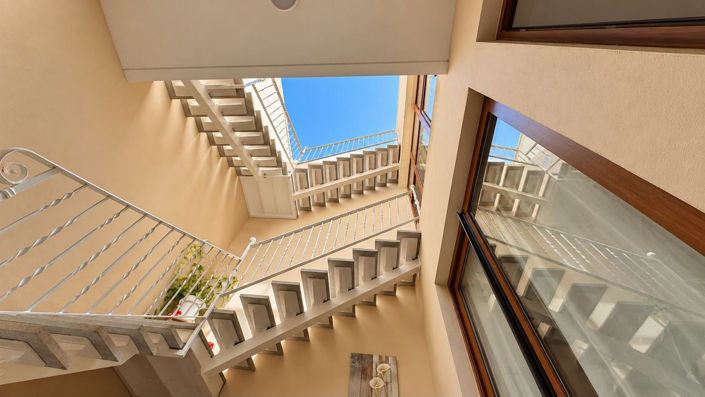 Image No.18-4 Bed House for sale