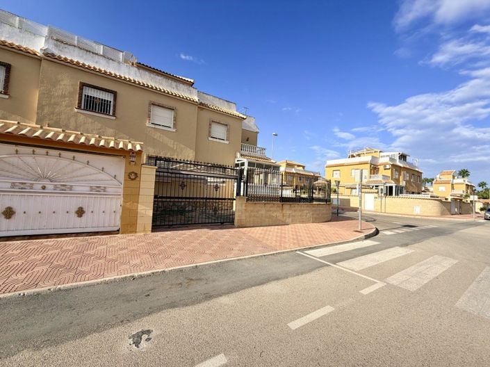 Image No.17-3 Bed Townhouse for sale