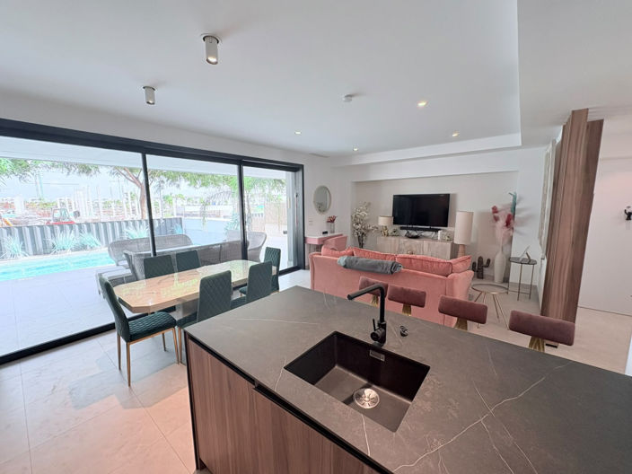 Image No.4-4 Bed Villa for sale