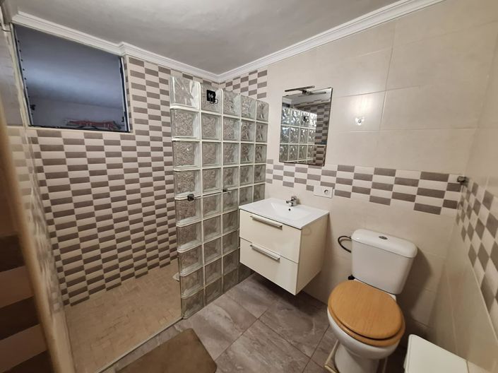 Image No.27-5 Bed House for sale
