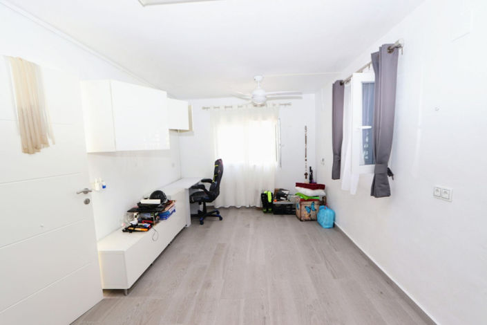 Image No.21-3 Bed House for sale