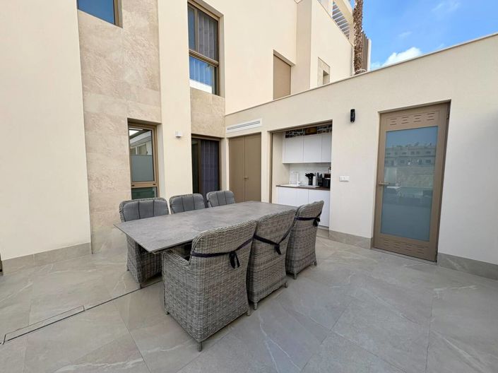 Image No.8-3 Bed House for sale