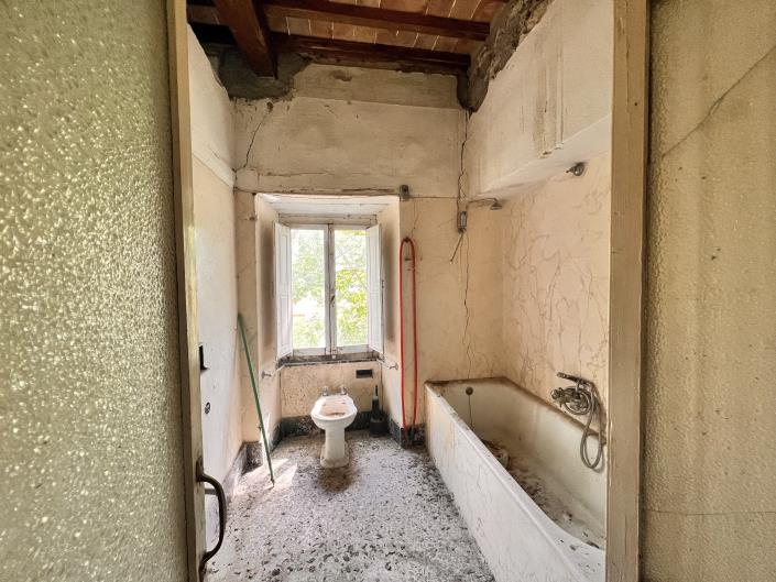 Image No.12-4 Bed Farmhouse for sale