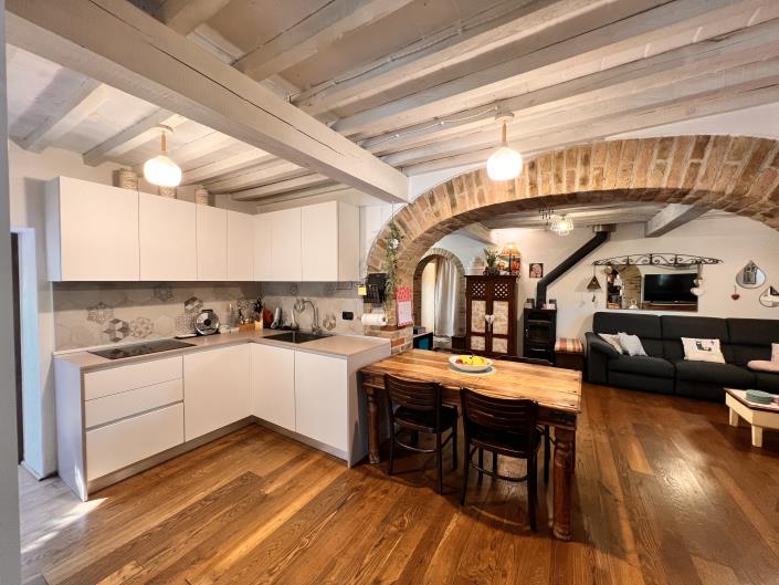 Image No.4-7 Bed Farmhouse for sale