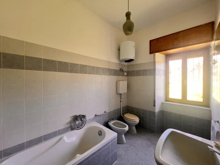 Image No.8-5 Bed Farmhouse for sale