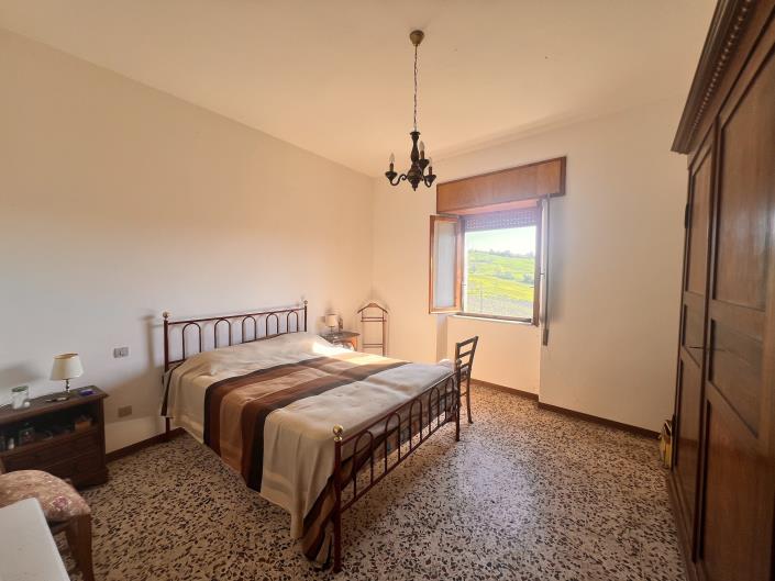 Image No.18-5 Bed Farmhouse for sale