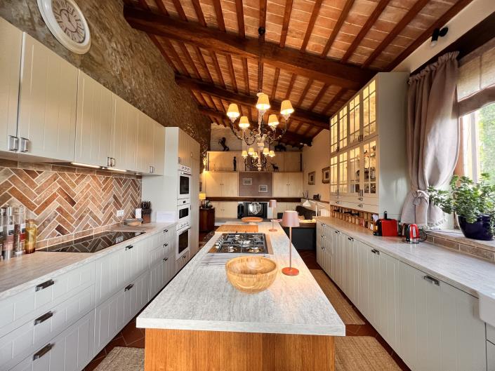 Image No.6-9 Bed Country Property for sale