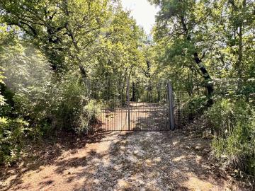 A344-Casale-del-Colle2-gated-entrance