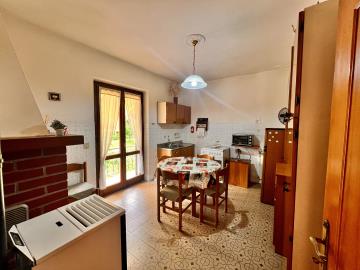 Casa-nel-verde-kitchen-view