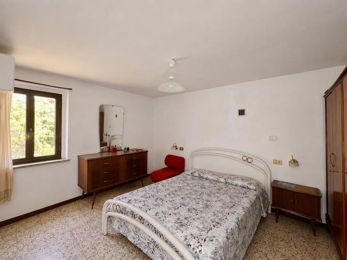 Image No.9-2 Bed Farmhouse for sale