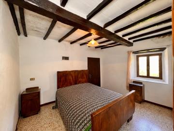 12-Casa-panorama-bedroom-beamed-ceiling